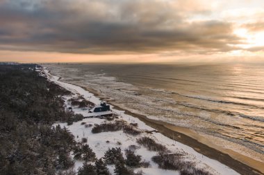 Litvanya 'nın Klaipeda kenti yakınlarındaki Baltık Denizi kıyı şeridinin hava görüntüsü. Soğuk ve karlı kış gününde güzel deniz kıyıları. Baltık denizinde kış.
