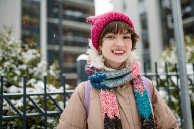 Sevimli genç kız kış günü eğleniyor. Karda oynayan sevimli bir çocuk. Çocuklu aileler için eğlenceli kış aktiviteleri.