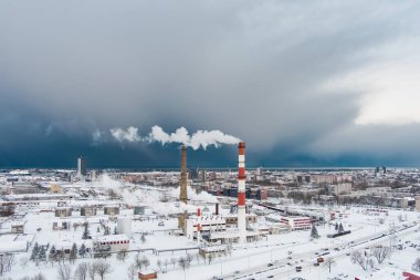 Litvanya, Klaipeda 'da serin kış gününde bacaları buharlaşan biyo-yakıt kazan tesislerinin hava manzarası.