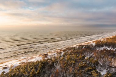 Litvanya 'nın Klaipeda kenti yakınlarındaki Baltık Denizi kıyı şeridinin hava görüntüsü. Soğuk ve karlı kış gününde güzel deniz kıyıları. Baltık denizinde kış.