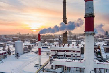 Litvanya, Klaipeda 'da serin kış gününde bacaları buharlaşan biyo-yakıt kazan tesislerinin hava manzarası.
