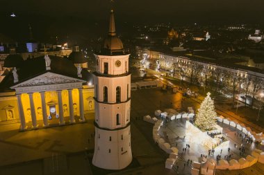 Vilnius 'taki Katedral Meydanı' ndaki süslü ve aydınlık Noel ağacının güzel hava manzarası. Litvanya 'nın başkentinde Noel ve Yeni Yıl Kutlaması.
