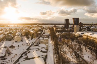 Litvanya 'nın eski Klaipeda kasabasının kışın altın akşam ışığı manzarası. Klaipeda liman bölgesi ve soğuk ve karlı kış günlerinde çevre.