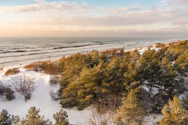 Litvanya 'nın Klaipeda kenti yakınlarındaki Baltık Denizi kıyı şeridinin hava görüntüsü. Soğuk ve karlı kış gününde güzel deniz kıyıları. Baltık denizinde kış.
