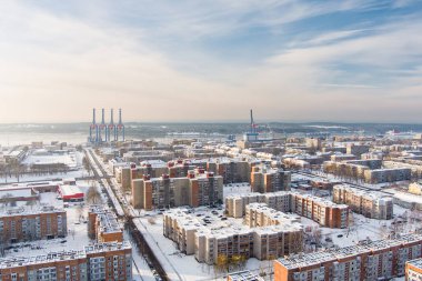 Klaipeda şehrinin liman bölgesinin manzarası ve güneşli bir kış akşamı çevresi. Litvanya 'nın Kadim Klaipeda kasabası, kış vakti akşam vakti.