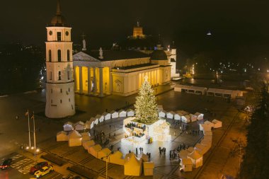 Vilnius 'taki Katedral Meydanı' ndaki süslü ve aydınlık Noel ağacının güzel hava manzarası. Litvanya 'nın başkentinde Noel ve Yeni Yıl Kutlaması.