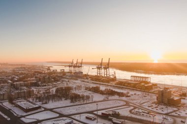 Klaipeda şehrinin liman bölgesinin manzarası ve güneşli bir kış akşamı çevresi. Litvanya 'nın Kadim Klaipeda kasabası, kış vakti akşam vakti.