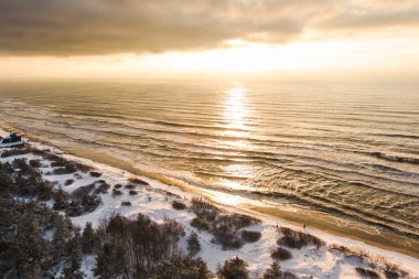 Litvanya 'nın Klaipeda kenti yakınlarındaki Baltık Denizi kıyı şeridinin hava görüntüsü. Soğuk ve karlı kış gününde güzel deniz kıyıları. Baltık denizinde kış.