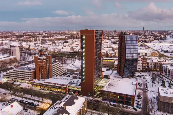 Litvanya 'nın eski Klaipeda kasabasının kışın altın akşam ışığı manzarası. Klaipeda liman bölgesi ve soğuk ve karlı kış günlerinde çevre.