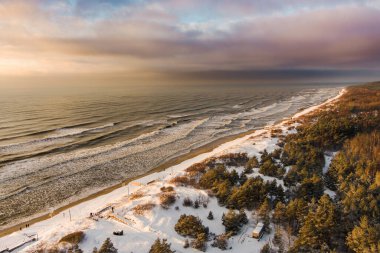 Litvanya 'nın Klaipeda kenti yakınlarındaki Baltık Denizi kıyı şeridinin hava görüntüsü. Soğuk ve karlı kış gününde güzel deniz kıyıları. Baltık denizinde kış.