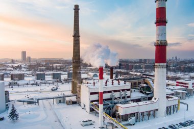 Litvanya, Klaipeda 'da serin kış gününde bacaları buharlaşan biyo-yakıt kazan tesislerinin hava manzarası.
