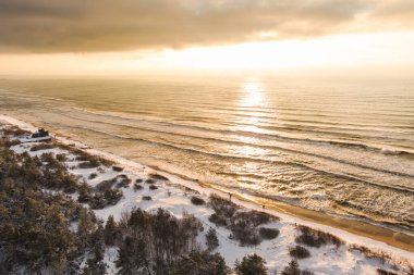 Litvanya 'nın Klaipeda kenti yakınlarındaki Baltık Denizi kıyı şeridinin hava görüntüsü. Soğuk ve karlı kış gününde güzel deniz kıyıları. Baltık denizinde kış.