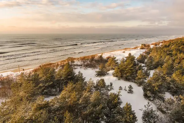 Litvanya 'nın Klaipeda kenti yakınlarındaki Baltık Denizi kıyı şeridinin hava görüntüsü. Soğuk ve karlı kış gününde güzel deniz kıyıları. Baltık denizinde kış.