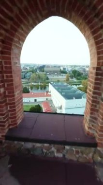 VILNIUS, LITHUANIA - 16 Eylül 2024: duvarların ötesinde. Gediminas Hill 'de Fransız ressam Saype' nin dev duvar resmi. İki sıkışık el, Litvanya ve Fransa arasındaki dostluğu sembolize eder. FPV dikey görünümü.