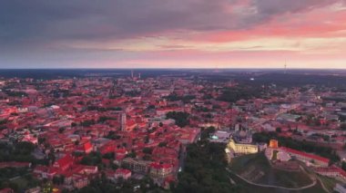 Karanlık çöktüğünde Vilnius Eski Kasabası ve Neris Nehri 'nin manzarası. Dramatik gün batımı manzarası. Litvanya Vilnius 'un gece manzarası.
