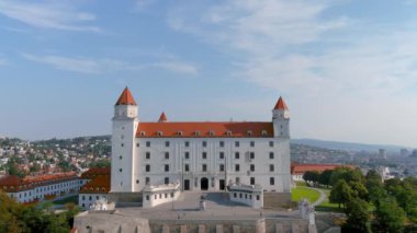 Bratislava Kalesi ya da Bratislavsky Hrad 'ın hava güneşli yaz sabahı manzarası, Eski Şehir ve Tuna Nehri üzerindeki tepenin üzerindeki, başkente tepeden bakan ve hakim olan bir dönüm noktası. Şehrin ünlü sembolü..