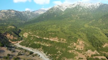 Batı Yunanistan 'ın güzel hava manzaraları. Yunanistan 'ın Mora bölgesinin şaşırtıcı dağ ve vadileri.