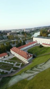 VILNIUS, LITHUANIA - 16 Eylül 2024: duvarların ötesinde. Gediminas Hill 'de Fransız ressam Saype' nin dev duvar resmi. İki sıkışık el, Litvanya ve Fransa arasındaki dostluğu sembolize eder. FPV dikey görünümü.