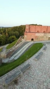 VILNIUS, LITHUANIA - 16 Eylül 2024: duvarların ötesinde. Gediminas Hill 'de Fransız ressam Saype' nin dev duvar resmi. İki sıkışık el, Litvanya ve Fransa arasındaki dostluğu sembolize eder. FPV dikey görünümü.