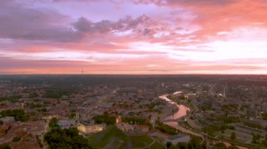 Karanlık çöktüğünde Vilnius Eski Kasabası ve Neris Nehri 'nin manzarası. Dramatik gün batımı manzarası. Litvanya Vilnius 'un gece manzarası.