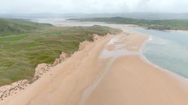Five Finger Strand, Inishowen 'daki en ünlü plajlardan biri. El değmemiş kumları ve Avrupa' nın en yüksek kum tepeleri olan kayalık kıyı şeridi ile tanınıyor..