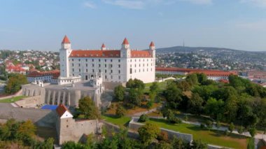Bratislava Kalesi ya da Bratislavsky Hrad 'ın hava güneşli yaz sabahı manzarası, Eski Şehir ve Tuna Nehri üzerindeki tepenin üzerindeki, başkente tepeden bakan ve hakim olan bir dönüm noktası. Şehrin ünlü sembolü..