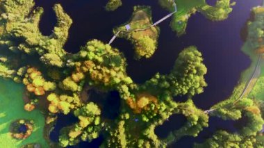 Kirkilai karst göllerinin ve parlak güneşli bir sonbahar sabahında gözcü kulesinin, Birzai ihtiyarlığının, Panevezys ilçesinin, Litvanya 'nın,