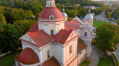 Vilnius 'un Antakalnis bölgesindeki St. Peter ve St. Paul Kilisesi' nin hava manzarası. Litvanya 'nın başkentinde güzel bir yaz akşamı. Litvanya, Vilnius 'ta yaz kenti manzarası.