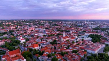 Karanlık çöktüğünde Vilnius Eski Kasabası 'nın manzaralı manzarası. Vilnius gün batımı manzarası. Litvanya 'nın Vilnius şehrinin gece panoraması.