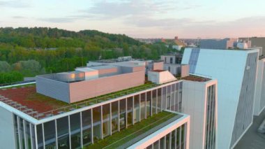 Vilnius şehrinin Zirmunai bölgesindeki modern bir iş merkezinin havadan görünüşü. Gediminas Tepesi Panoraması. Parlak güneşli bir yaz akşamı. Litvanya.