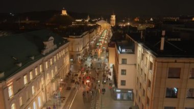 VILNIUS, LITHUANIA - 16 Şubat 2022: Vilnius 'ta Devlet Günü' nün Restorasyonu 'nun havadan gece görüşü. Şenlik ateşi 16 Şubat 'ta şenlik gecesi Gediminas Bulvarı' nda yakılır..