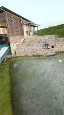 VILNIUS, LITHUANIA - 16 Eylül 2024: duvarların ötesinde. Gediminas Hill 'de Fransız ressam Saype' nin dev duvar resmi. İki sıkışık el, Litvanya ve Fransa arasındaki dostluğu sembolize eder. FPV dikey görünümü.