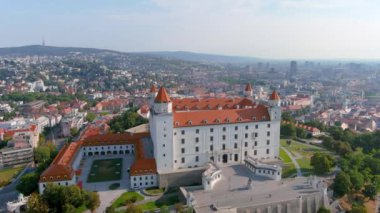 Bratislava Kalesi ya da Bratislavsky Hrad 'ın hava güneşli yaz sabahı manzarası, Eski Şehir ve Tuna Nehri üzerindeki tepenin üzerindeki, başkente tepeden bakan ve hakim olan bir dönüm noktası. Şehrin ünlü sembolü..