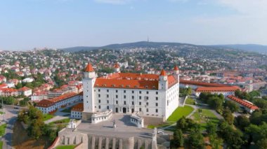 Bratislava Kalesi ya da Bratislavsky Hrad 'ın hava güneşli yaz sabahı manzarası, Eski Şehir ve Tuna Nehri üzerindeki tepenin üzerindeki, başkente tepeden bakan ve hakim olan bir dönüm noktası. Şehrin ünlü sembolü..