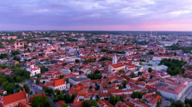 Karanlık çöktüğünde Vilnius Eski Kasabası 'nın manzaralı manzarası. Vilnius gün batımı manzarası. Litvanya 'nın Vilnius şehrinin gece panoraması.