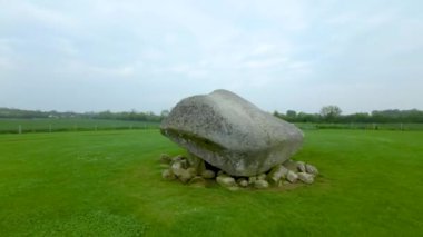 Resmi adıyla Kernanstown Cromlech olarak bilinen Brownshill Dolmen 'in hava görüntüsü muhteşem bir megalitik granit kapak taşı yaklaşık 103 ton ağırlığında İrlanda' nın Carlow ilçesinde yer almaktadır.