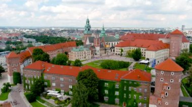 Wawel Kraliyet Kalesi 'nin havadan görünen yaz günü manzarası. Krakow' un merkezinde bir yerleşim yeri. Wawel Kraliyet Kalesi ve Wawel Tepesi Polonya 'nın tarihsel ve kültürel açıdan en önemli bölgesidir..