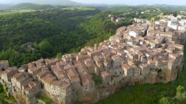 Küçük Kudüs olarak bilinen volkanik tufa sırtı üzerindeki Pitigliano kasabasının hava manzarası. Etrüsk mirası, Grosseto, Toskana, İtalya.