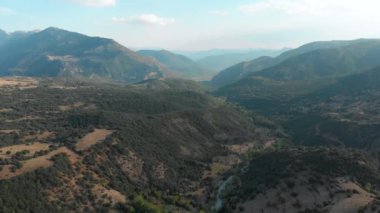 Batı Yunanistan 'ın güzel hava manzaraları. Yunanistan 'ın Mora bölgesinin şaşırtıcı dağ ve vadileri.