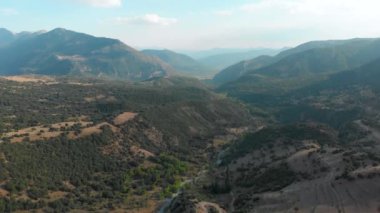 Batı Yunanistan 'ın güzel hava manzaraları. Yunanistan 'ın Mora bölgesinin şaşırtıcı dağ ve vadileri.