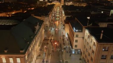 VILNIUS, LITHUANIA - 16 Şubat 2022: Vilnius 'ta Devlet Günü' nün Restorasyonu 'nun havadan gece görüşü. Şenlik ateşi 16 Şubat 'ta şenlik gecesi Gediminas Bulvarı' nda yakılır..