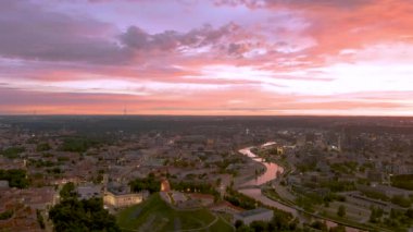 Karanlık çöktüğünde Vilnius Eski Kasabası ve Neris Nehri 'nin manzarası. Dramatik gün batımı manzarası. Litvanya Vilnius 'un gece manzarası.