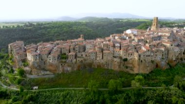 Küçük Kudüs olarak bilinen volkanik tufa sırtı üzerindeki Pitigliano kasabasının hava manzarası. Etrüsk mirası, Grosseto, Toskana, İtalya.