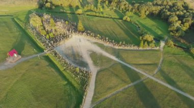 Kuzey Litvanya 'daki Siauliai kenti yakınlarındaki Haç Tepesi' nde bulunan Kryziu Kalnas 'ın yukarıdan aşağıya havadan görünüşü. Güneşli yaz akşamı.