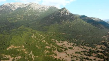 Batı Yunanistan 'ın güzel hava manzaraları. Yunanistan 'ın Mora bölgesinin şaşırtıcı dağ ve vadileri.