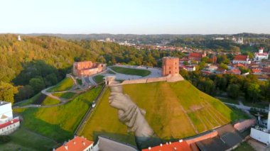 VILNIUS, LITHUANIA - 16 Eylül 2024: duvarların ötesinde. Gediminas Tepesi yamacında Fransız ressam Saype 'nin dev duvar resmi. İki sıkışık el, Litvanya ve Fransa arasındaki dostluğu sembolize eder. Litvanya.