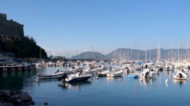 İtalya 'nın Riviera bölgesinin bir parçası olan Liguria' nın La Spezia eyaletindeki Lerici kasabasındaki küçük yat ve balıkçı tekneleri.