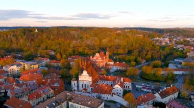 St. Anne Kilisesi 'nin ve şehrin en güzel ve muhtemelen en ünlü binalarından biri olan komşu Bernardine Kilisesi' nin hava manzarası. Vilnius Old Town 'da güzel bir sonbahar akşamı. Litvanya.