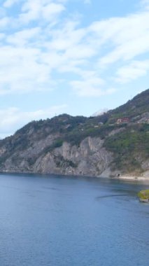 Lago di Como. Varenna civarındaki Como Gölü 'nün havadan dikey manzarası. Temiz hava, ufuktaki bulutlar, dağ silüeti, resimli balıkçı köyleri. Ünlü turist bölgesi. İtalya