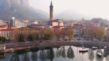 Lecco kasabası ve tatil köyünün güzel sabah manzarası. Lecco kasabasının ünlü Como Gölü ve Bergamo Alpleri arasında bulunan Picturesque rıhtımı. İtalya 'da tatil beldesi.